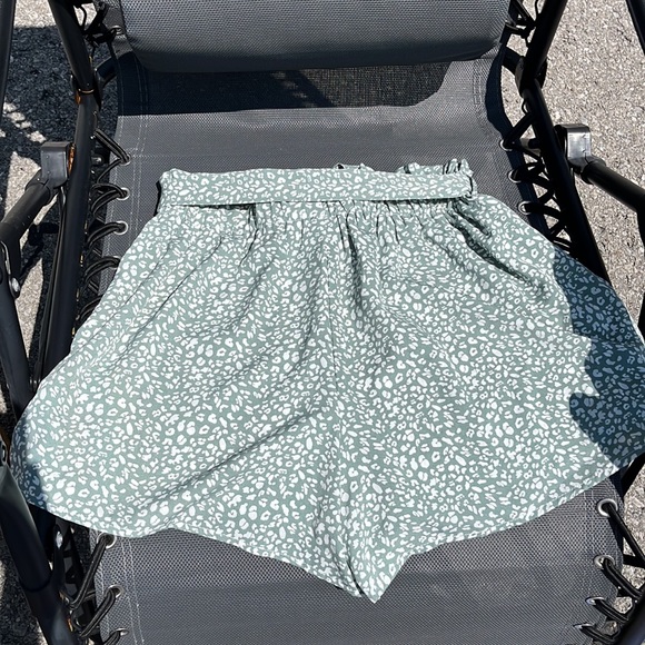 High waisted flowy shorts with tie belt - Picture 2 of 2